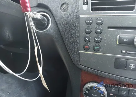 2011 Mercedes-Benz C 300 Luxury/Sport z USA, uszkodzony, nr VIN WDDGF5EB3BR178428